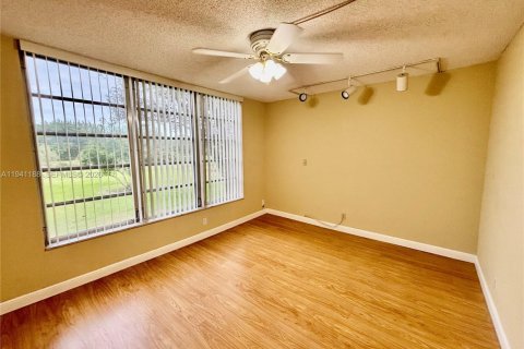 Condo in Pompano Beach, Florida, 2 bedrooms  № 1998367 - photo 10