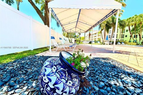 Condo in Pompano Beach, Florida, 2 bedrooms  № 1998367 - photo 23