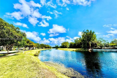 Condo in Pompano Beach, Florida, 2 bedrooms  № 1998367 - photo 4