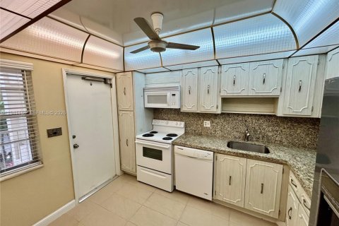Condo in Pompano Beach, Florida, 2 bedrooms  № 1998367 - photo 9