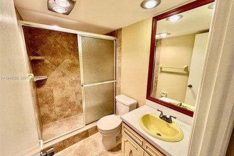 Condo in Pompano Beach, Florida, 2 bedrooms  № 1998367 - photo 12