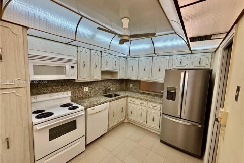 Condo in Pompano Beach, Florida, 2 bedrooms  № 1998367 - photo 8