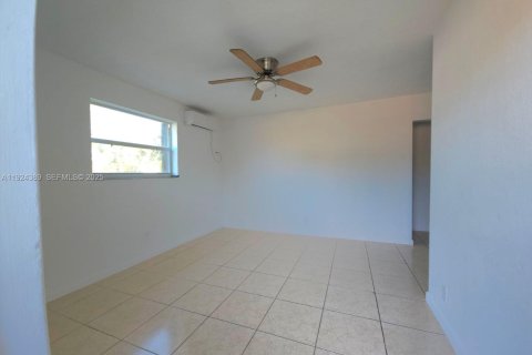 Appartement à louer à Opa-locka, Floride: 1 chambre, 222.97 m2 № 1983670 - photo 2