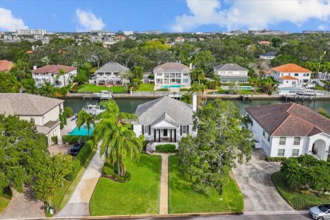 House in Tampa, Florida 5 bedrooms, 274.9 sq.m. № 1866382 - photo 11