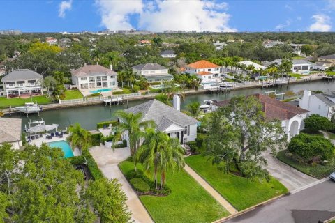 House in Tampa, Florida 5 bedrooms, 274.9 sq.m. № 1866382 - photo 12