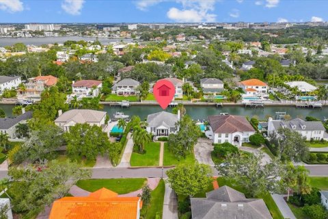 House in Tampa, Florida 5 bedrooms, 274.9 sq.m. № 1866382 - photo 15