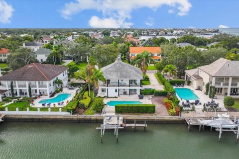House in Tampa, Florida 5 bedrooms, 274.9 sq.m. № 1866382 - photo 1