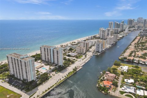 Condominio en venta en Hollywood, Florida, 1 dormitorio, 80.27 m2 № 1940462 - foto 2