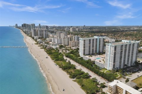 Condominio en venta en Hollywood, Florida, 1 dormitorio, 80.27 m2 № 1940462 - foto 1
