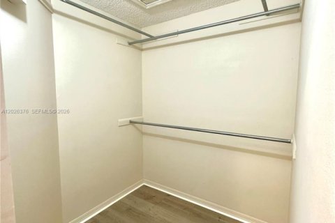 Condo in Hollywood, Florida, 3 bedrooms  № 2251957 - photo 10
