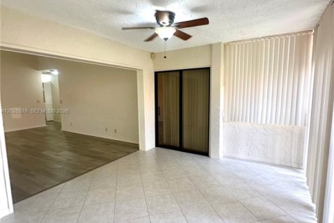 Condo in Hollywood, Florida, 3 bedrooms  № 2251957 - photo 23