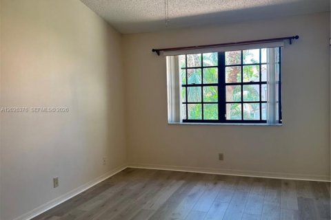 Condo in Hollywood, Florida, 3 bedrooms  № 2251957 - photo 9