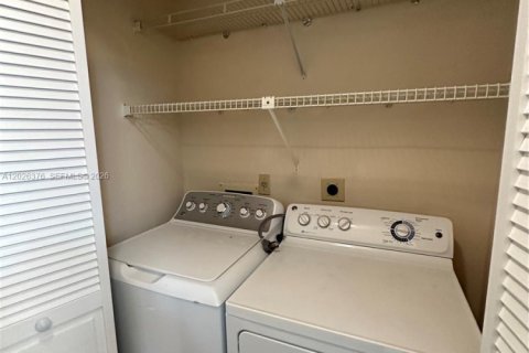 Condo in Hollywood, Florida, 3 bedrooms  № 2251957 - photo 14