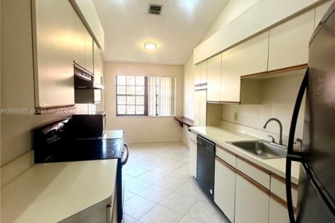 Condo in Hollywood, Florida, 3 bedrooms  № 2251957 - photo 30