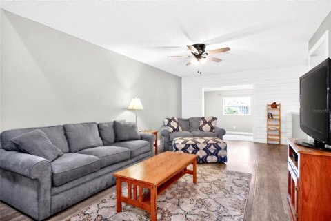 Townhouse in Clearwater, Florida 3 bedrooms, 170.2 sq.m. № 2195772 - photo 13
