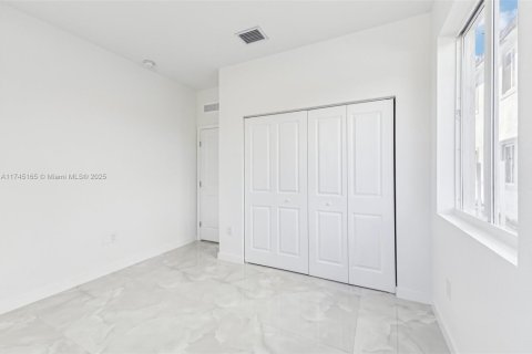Adosado en venta en Miami, Florida, 5 dormitorios, 233.93 m2 № 1705800 - foto 18