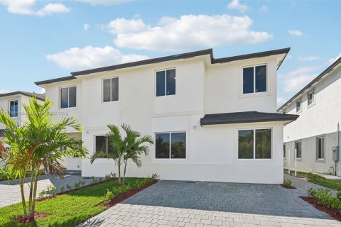 Adosado en venta en Miami, Florida, 5 dormitorios, 233.93 m2 № 1705800 - foto 1
