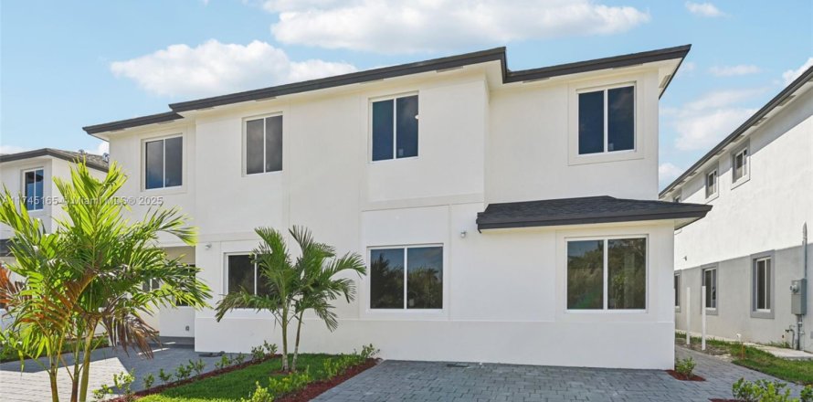 Adosado en Miami, Florida 5 dormitorios, 233.93 m2 № 1705800