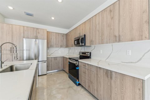 Adosado en venta en Miami, Florida, 5 dormitorios, 233.93 m2 № 1705800 - foto 11