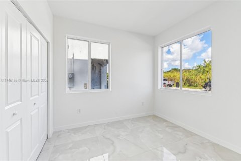 Adosado en venta en Miami, Florida, 5 dormitorios, 233.93 m2 № 1705800 - foto 17