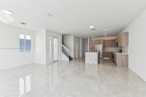 Adosado en venta en Miami, Florida, 5 dormitorios, 233.93 m2 № 1705800 - foto 4