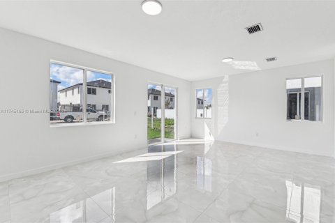 Adosado en venta en Miami, Florida, 5 dormitorios, 233.93 m2 № 1705800 - foto 5