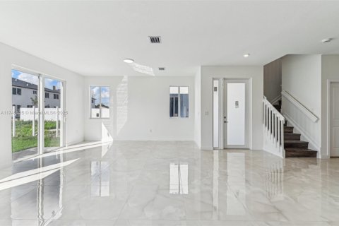 Adosado en venta en Miami, Florida, 5 dormitorios, 233.93 m2 № 1705800 - foto 6