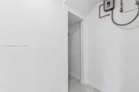 Adosado en venta en Miami, Florida, 5 dormitorios, 233.93 m2 № 1705800 - foto 12