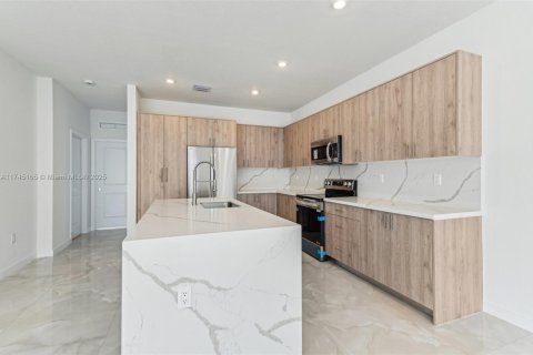 Adosado en venta en Miami, Florida, 5 dormitorios, 233.93 m2 № 1705800 - foto 8