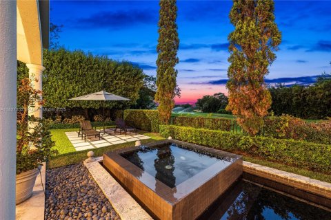 House in Coral Gables, Florida 5 bedrooms, 402.55 sq.m. № 1798813 - photo 3