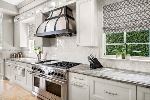 House in Coral Gables, Florida 5 bedrooms, 402.55 sq.m. № 1798813 - photo 16