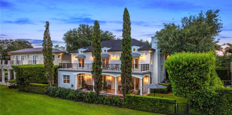 House in Coral Gables, Florida 5 bedrooms, 402.55 sq.m. № 1798813