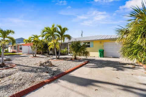 Propiedad comercial en venta en Englewood, Florida, 4 dormitorios, 201.13 m2 № 1576562 - foto 1