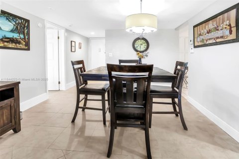 Condo in Weston, Florida, 2 bedrooms  № 1840843 - photo 13