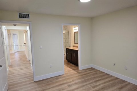 Condo in Oakland Park, Florida, 2 bedrooms  № 2068522 - photo 25