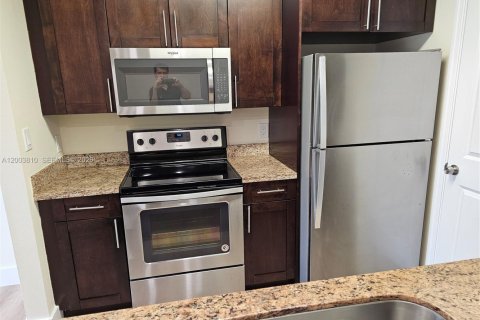Condo in Oakland Park, Florida, 2 bedrooms  № 2068522 - photo 13
