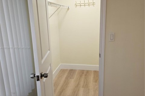 Condo in Oakland Park, Florida, 2 bedrooms  № 2068522 - photo 23