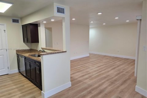 Condo in Oakland Park, Florida, 2 bedrooms  № 2068522 - photo 11