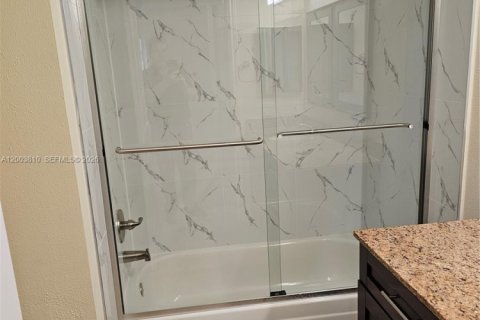 Condo in Oakland Park, Florida, 2 bedrooms  № 2068522 - photo 15