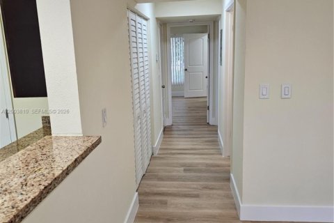 Condo in Oakland Park, Florida, 2 bedrooms  № 2068522 - photo 14