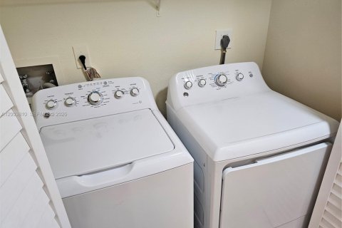 Condo in Oakland Park, Florida, 2 bedrooms  № 2068522 - photo 18