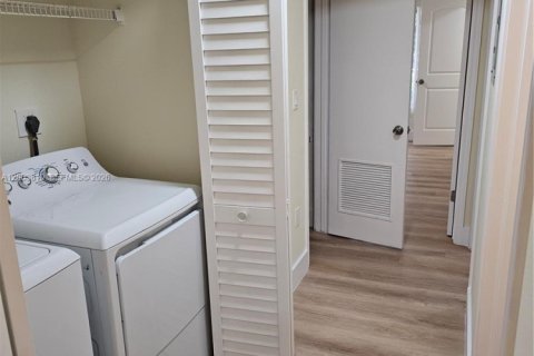 Condo in Oakland Park, Florida, 2 bedrooms  № 2068522 - photo 17