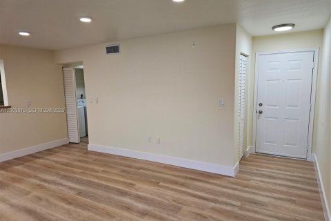 Condo in Oakland Park, Florida, 2 bedrooms  № 2068522 - photo 4