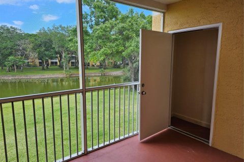 Condo in Oakland Park, Florida, 2 bedrooms  № 2068522 - photo 9