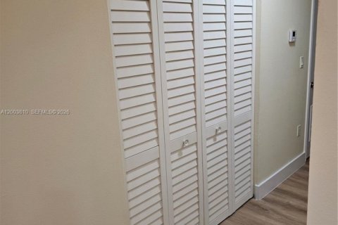 Condo in Oakland Park, Florida, 2 bedrooms  № 2068522 - photo 16