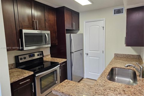 Condo in Oakland Park, Florida, 2 bedrooms  № 2068522 - photo 12