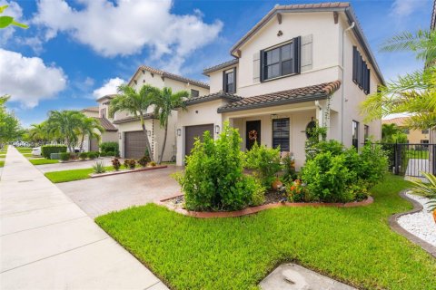 Снять в аренду виллу или дом в Хайалиа, Флорида 3 спальни, 230.96м2, № 2050743 - фото 2