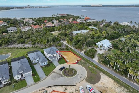 Commercial property in Fort Myers, Florida № 1977306 - photo 8