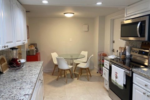 Купить кондоминиум в Ки-Бискейн, Флорида 2 спальни, 117.06м2, № 2002842 - фото 3