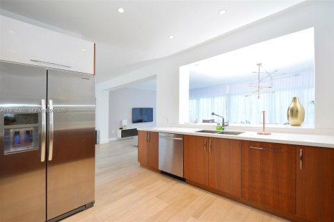 House in Miami Beach, Florida 4 bedrooms № 2041894 - photo 10